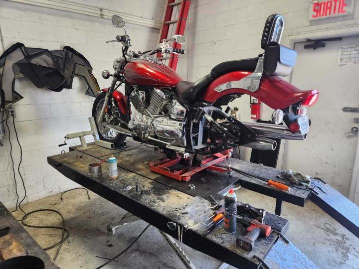 Quelles sont les étapes à suivre pour effectuer des modifications de performance sur un véhicule ? Saint-Sulpice